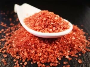 Rotes Salz mit orange-roter Farbe für dekorative Salzschalen