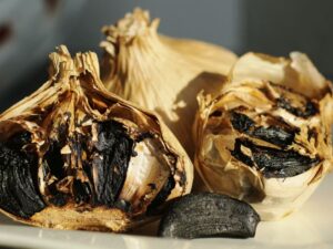 Schwarzer Knoblauch Ajo Negro aus Spanien – süß-herzhaftes Umami-Aroma