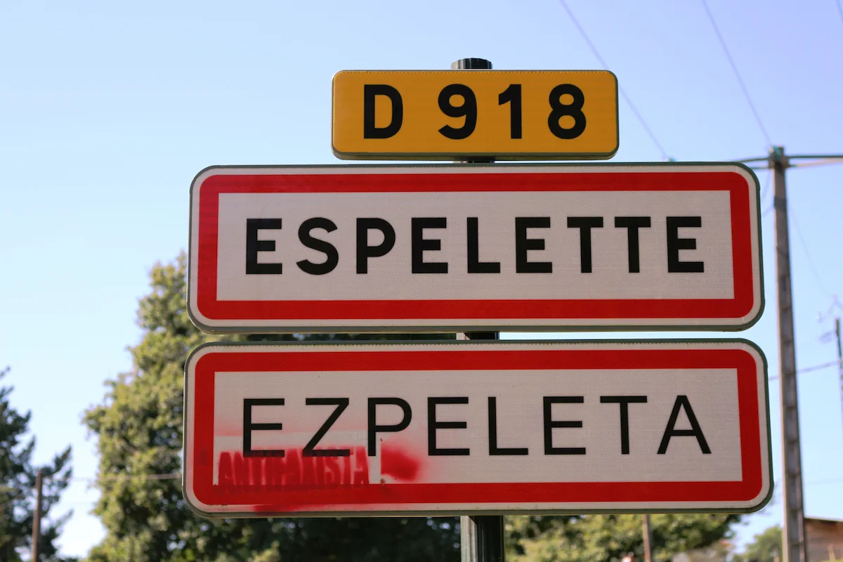 Ortsschild von Espelette im französischen Baskenland