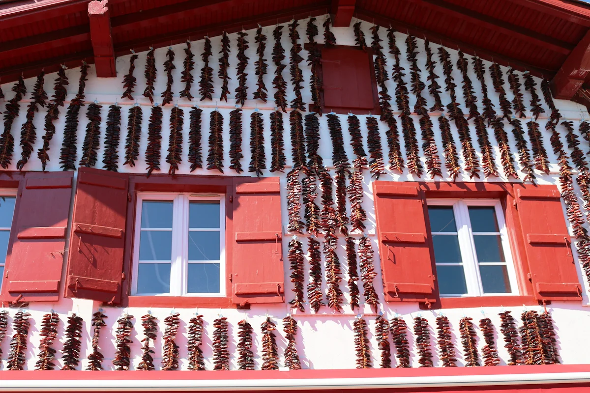 Traditionelles Haus in Espelette mit roten Chilischoten an der Fassade