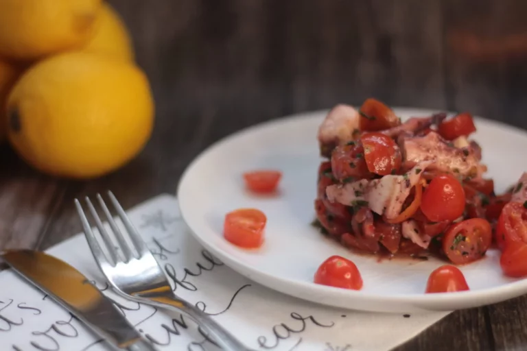 Mediterrane Küche mit Kräutern Olivenöl Gewürzen Tomaten und Zitrone - Pulpo Salat mit Kräutern