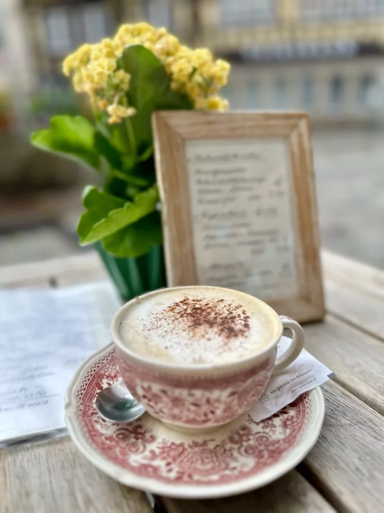 Kardamom in Kaffee & Tee – Aroma & Anwendung 3 Kardamom Kaffee Tee mit grünen Kapseln für Chai und Gewürzgetränke