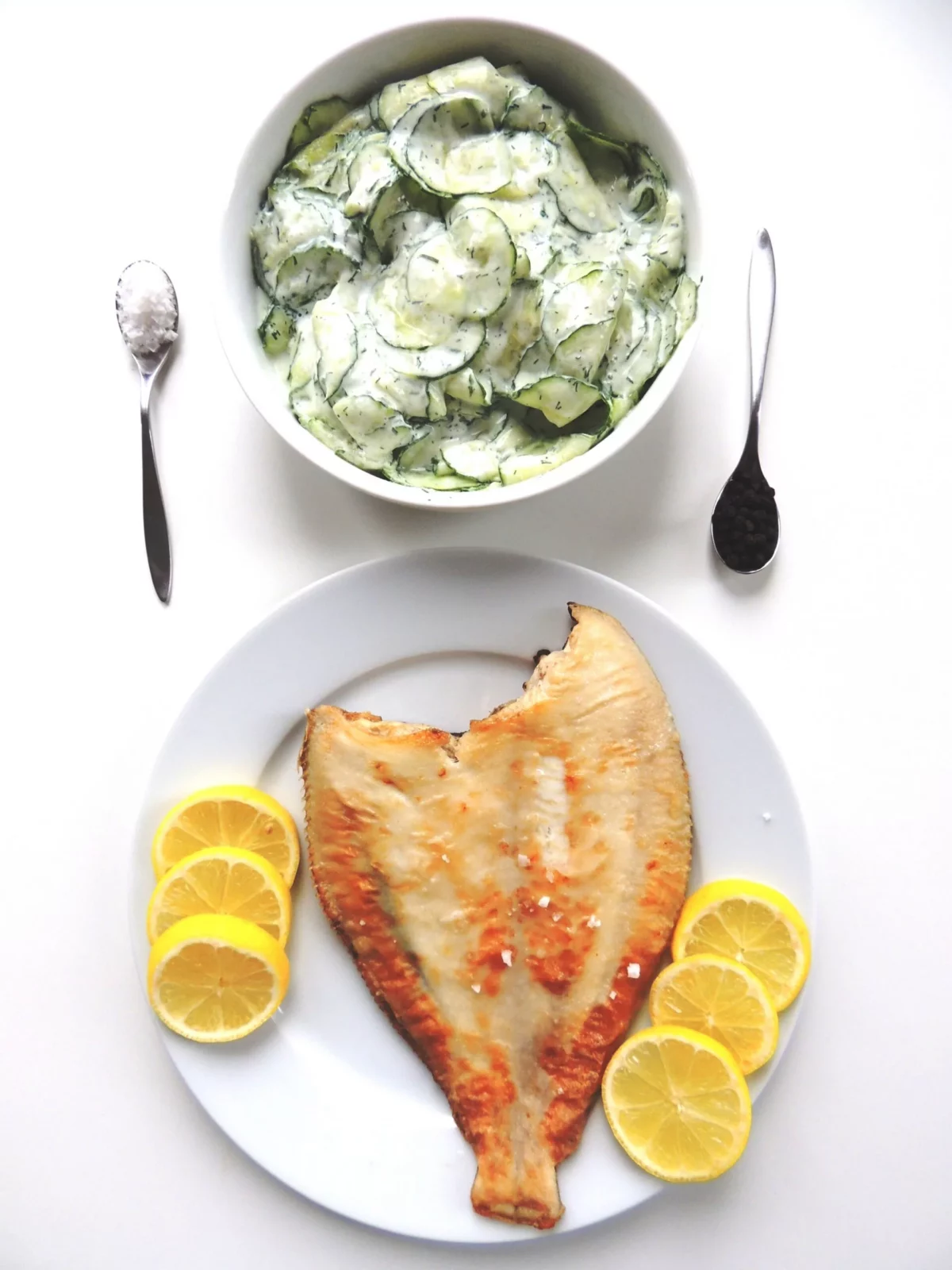 Gebratene Scholle mit Zitronenscheiben und cremigem Gurkensalat mit Dillspitzen