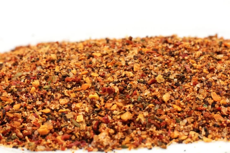 BBQ Rub Definition: Was ist ein BBQ Rub? 1 BBQ Rub Definition mit trockener Gewürzmischung auf Grillfleisch amazonas-steakpfeffer