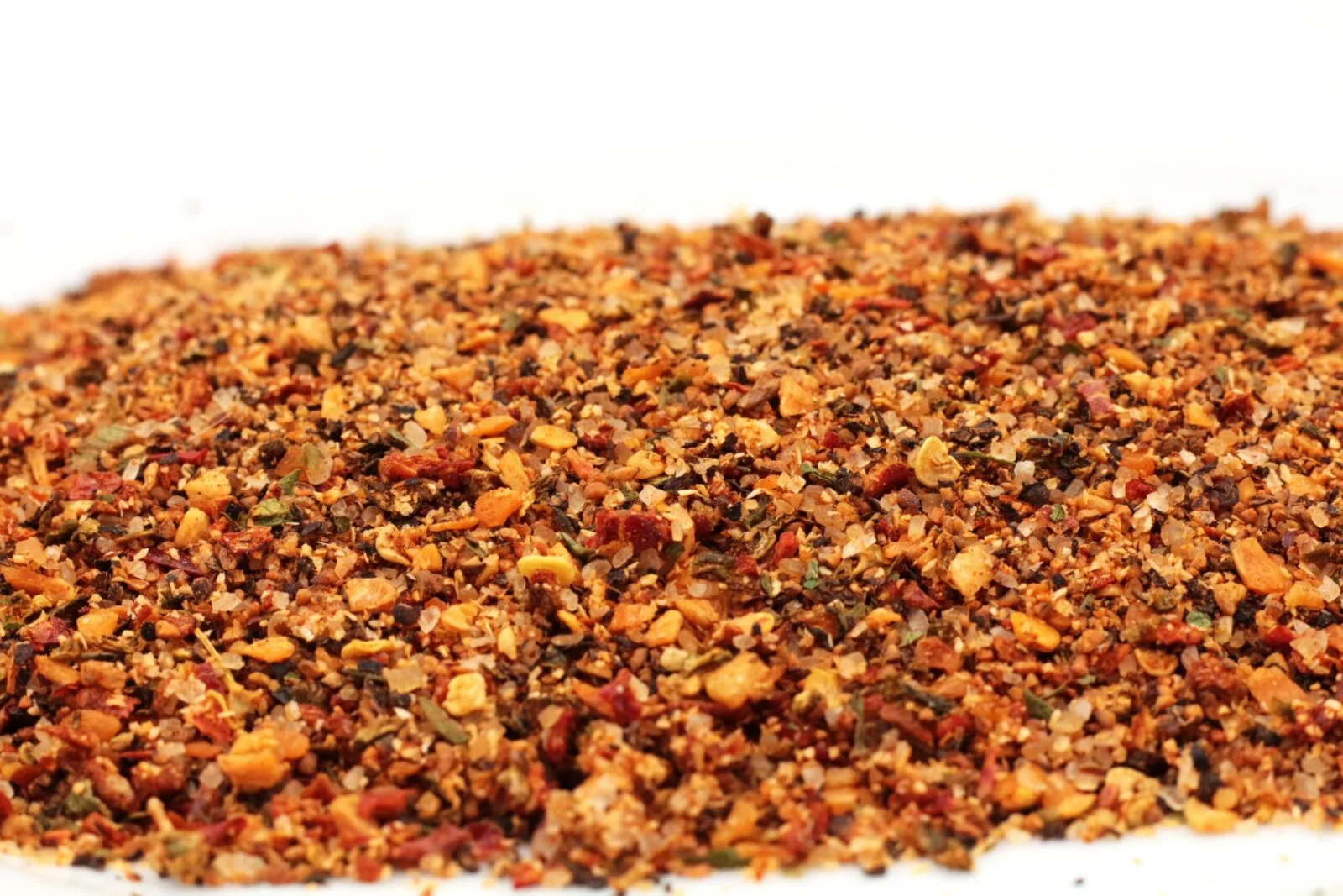 BBQ Rub Definition mit trockener Gewürzmischung auf Grillfleisch amazonas-steakpfeffer