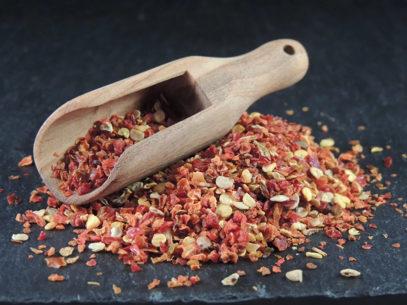 Jalapeño Chili und Jalapeño-Flocken: Aroma, Schärfe und Verwendung 1 Rote Jalapeño Chili Schoten geschrotet