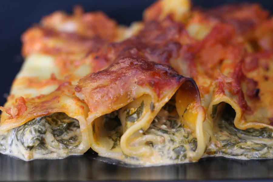 Überbackene Cannelloni mit Ricotta und Spinat in Tomatensauce